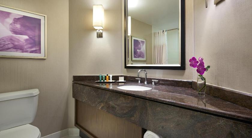 Immagine di 1 KING WITH CORNER BALCONY 5