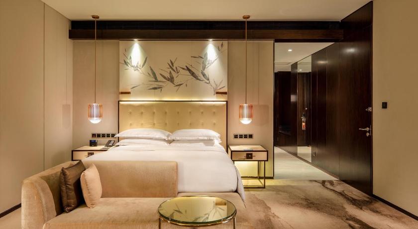 Image of King One Bedroom Suite with Lounge Access 7