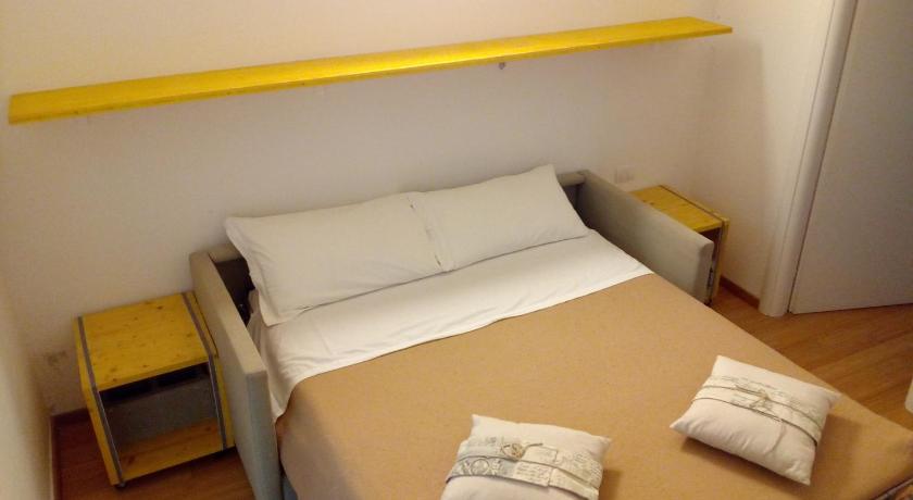 a bed room with two beds and a desk, Luoghi Comuni Porta Palazzo in Turin
