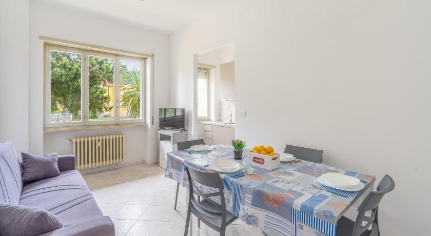Bright Flat with Large Balcony, Near Beach