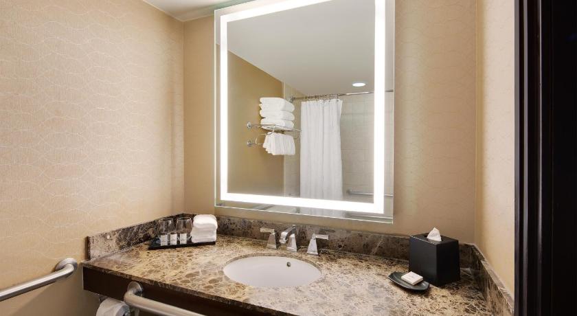 Image of Traditional King Room with Roll-in Shower - Mobility Accessible 8