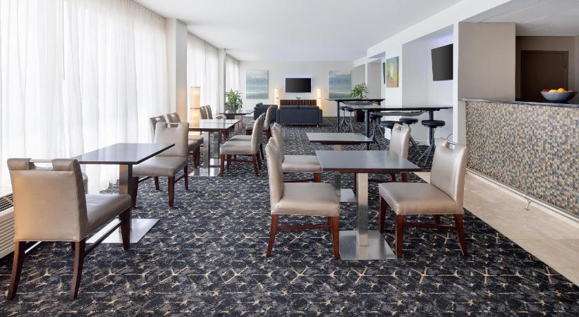 Image of club level, club level, guest room, 1 king 14