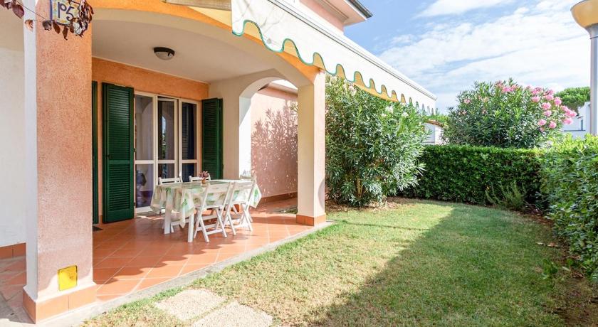 Large villa with private garden near the sea