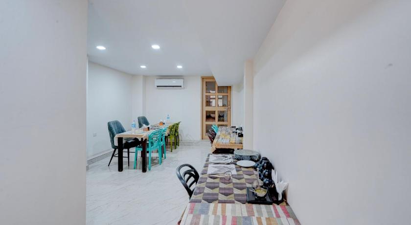 Roomquet Comfort Inn - image 9