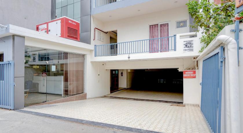 Roomquet Comfort Inn - image 17