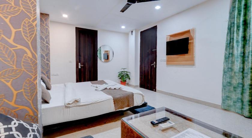Roomquet Comfort Inn - image 10