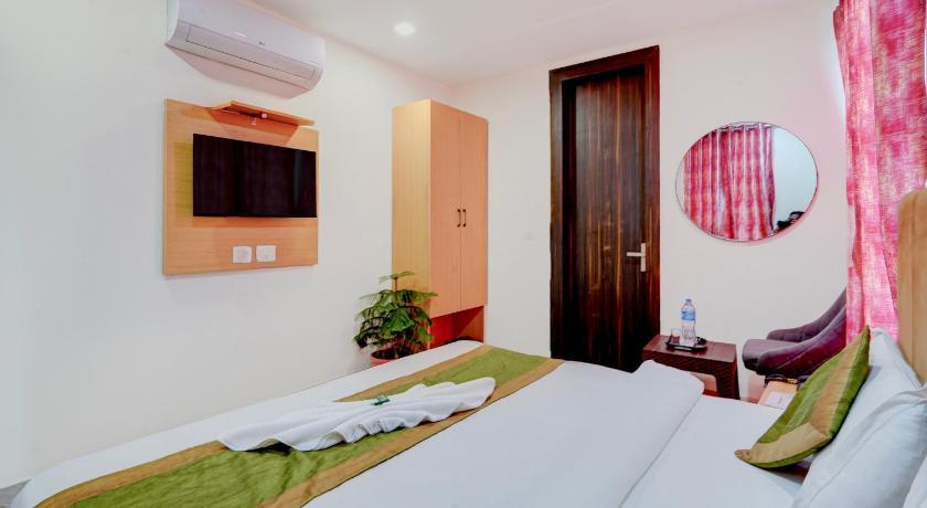 Roomquet Comfort Inn - image 41
