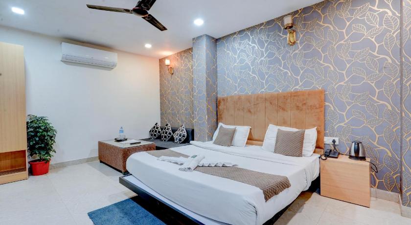 Roomquet Comfort Inn - image 15