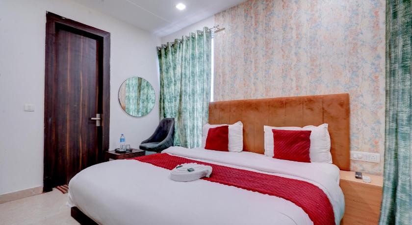 Roomquet Comfort Inn - image 18