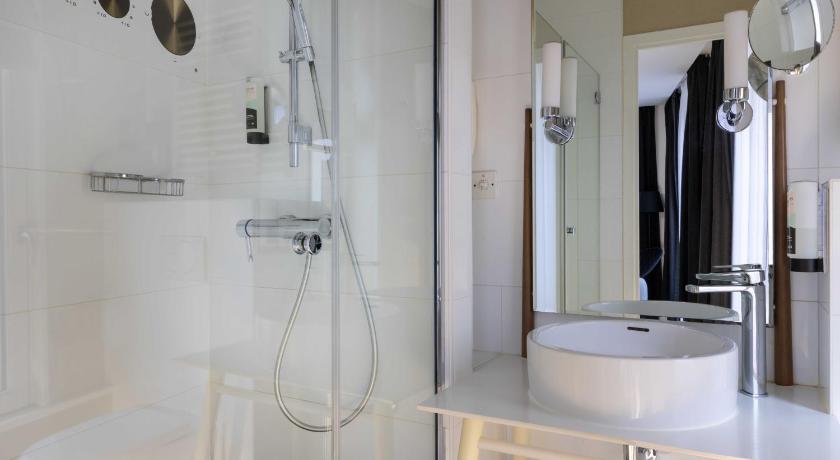 Image of Two Connecting Double Rooms 6