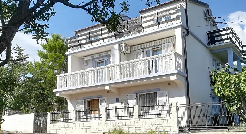Apartments with parking space Novi Vinodolski - 15292