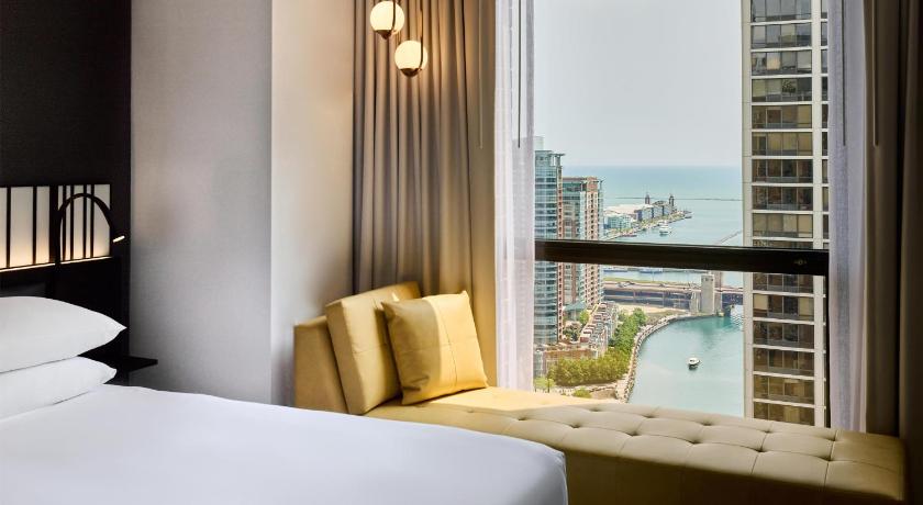 Image of 2 QUEEN BEDS LAKE VIEW 3