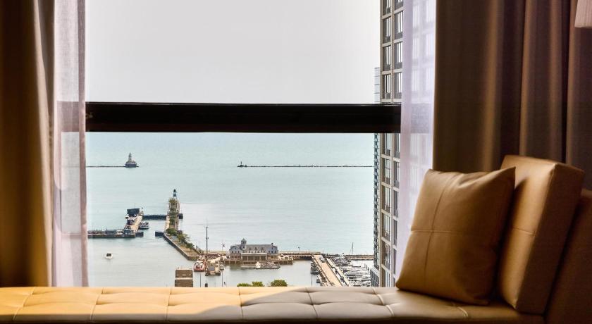Image of 1 King Bed Lake View 5