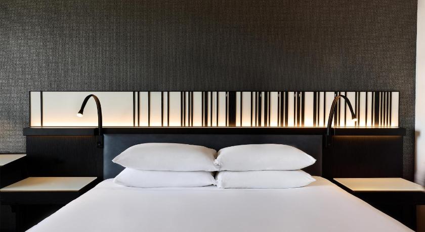 Image of 1 King Bed Lake View 9