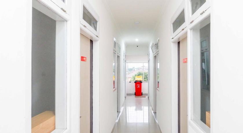 RedDoorz near Rita Super Mall Purwokerto – Purwokerto, WI