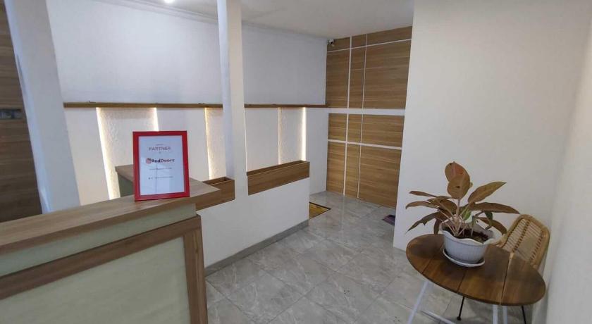RedDoorz near Rita Super Mall Purwokerto – Purwokerto, WI