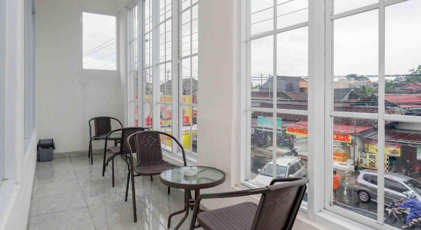 RedDoorz near Rita Super Mall Purwokerto – Purwokerto, WI