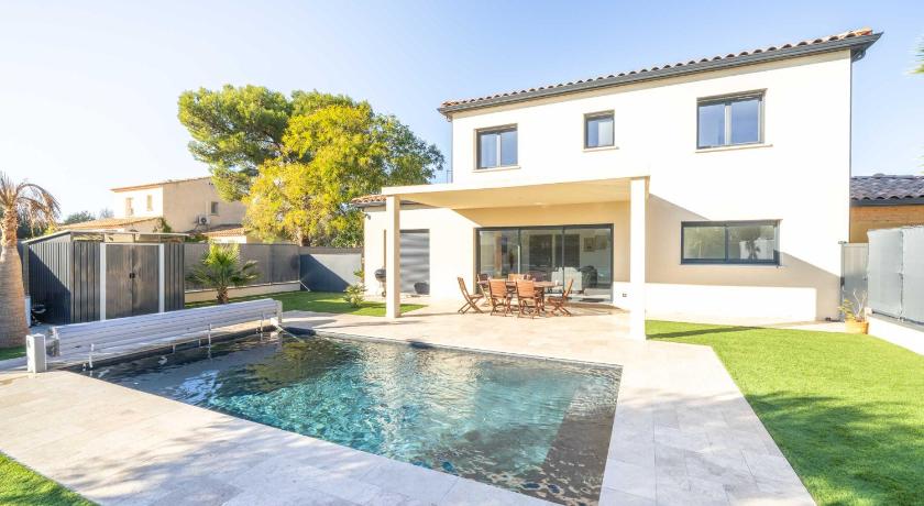 Villa equipee piscine 12 pers Beaucaire proche Nimes Arles Camargue