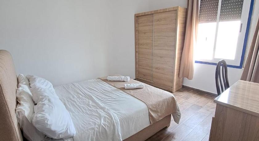 Image of Double Room with shared toilet and private shower 4