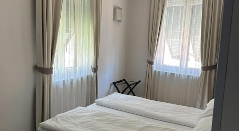 Фото: Четырехместный номер «Комфорт» (Comfort Quadruple Room) 0