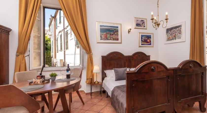 Amoret Apartments