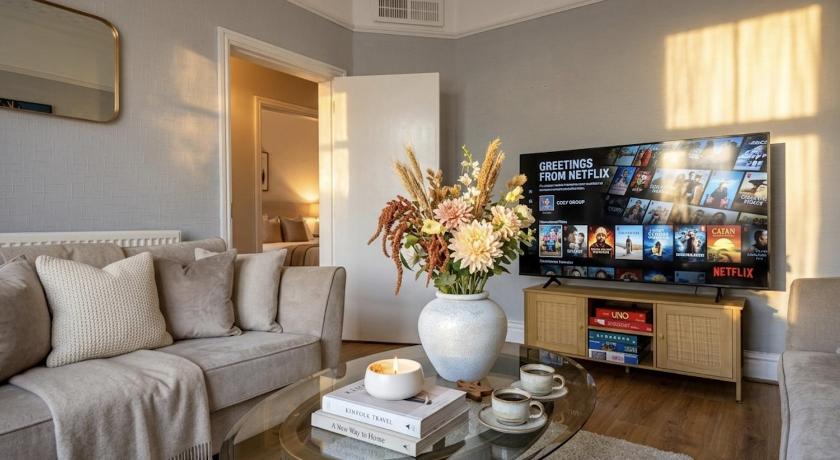 Spacious 6BR, Sleeps 12, Prime Location, Parking Free