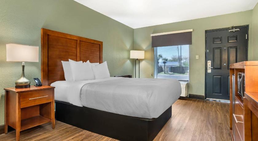 Image of 1 King Bed, Nonsmoking, Accessible 1