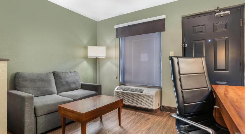 Image of 1 King Bed, Suite, Nonsmoking 7