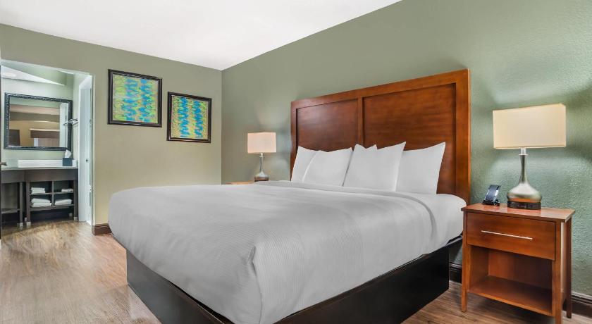Image of 1 King Bed, Nonsmoking, Accessible 0