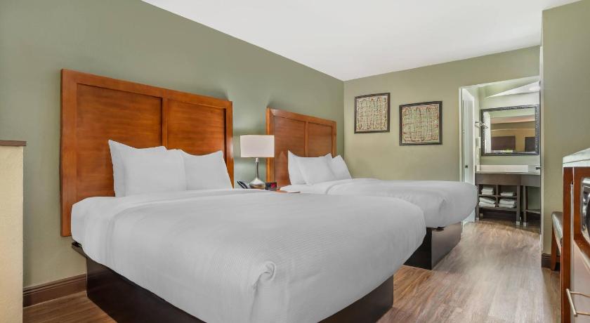Image of Habitación con 2 camas grandes ‒ Fumadores (2 Queen Beds, Smoking) 4