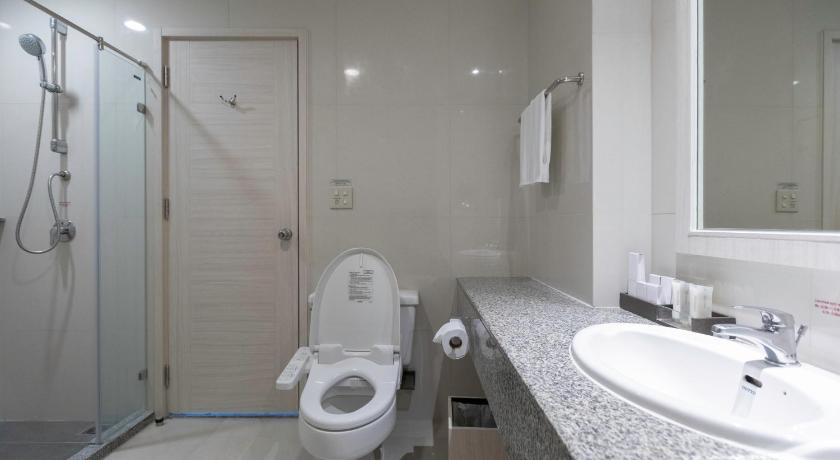 Image of Studio Suite King with Balcony and Kitchenette 11