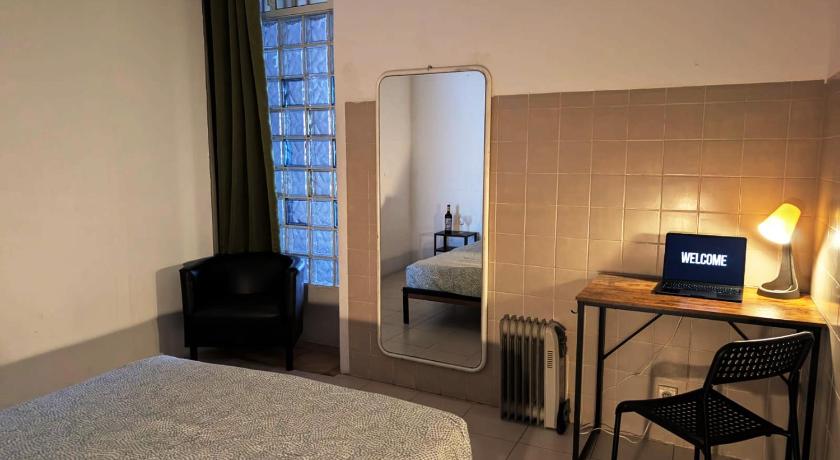 Foto, millel on kujutatud Kaheinimesetuba (double) ühise vannitoaga (Double Room with Shared Bathroom) 1