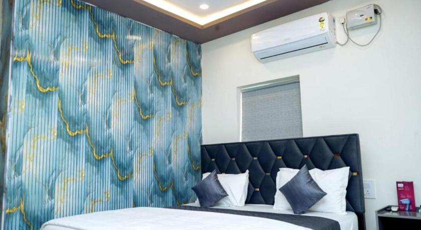 Hotel skyline - image 8