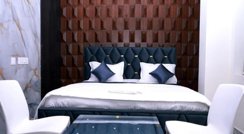 Hotel skyline - image 6