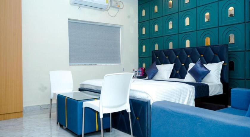 Hotel skyline - image 3