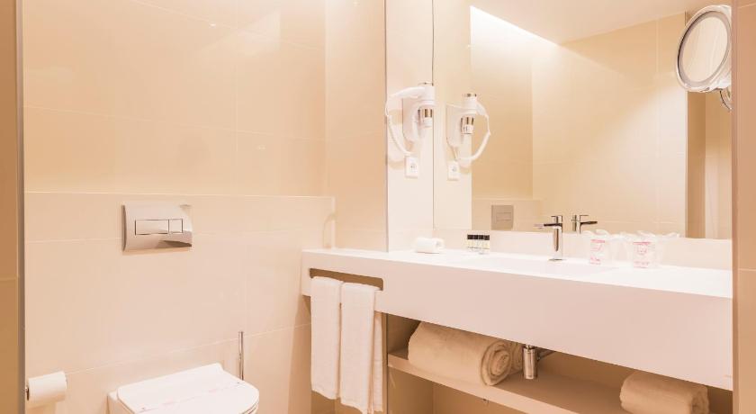 Image of Deluxe Two-Bedroom Apartment with Pool View 7