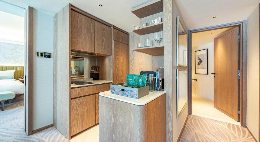 Image of Marina Bay Suite with Balcony 10
