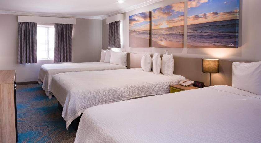 Immagine di 3 Queen Bed Deluxe Room Non-Smoking 8