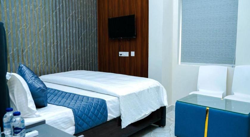 Hotel skyline - image 10