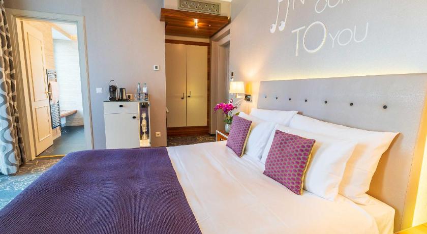 Image of Double Room with City View 5