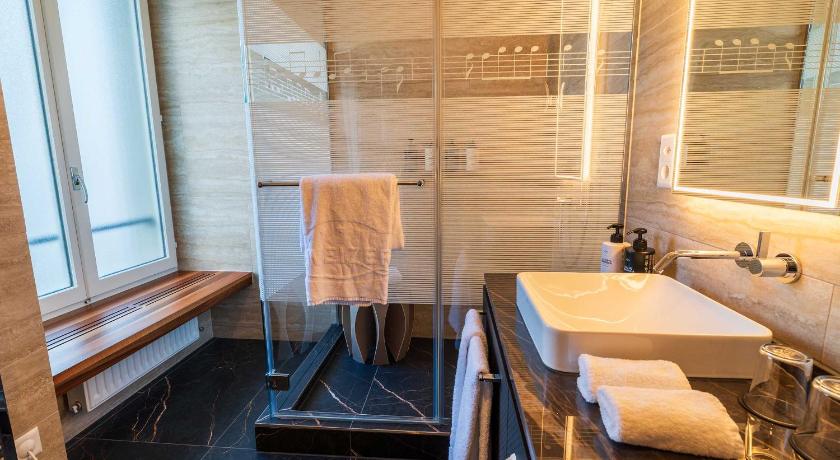 Image of Double Room with City View 8
