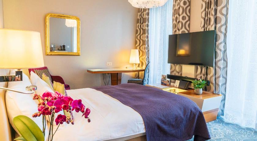 Image of Double Room with City View 4