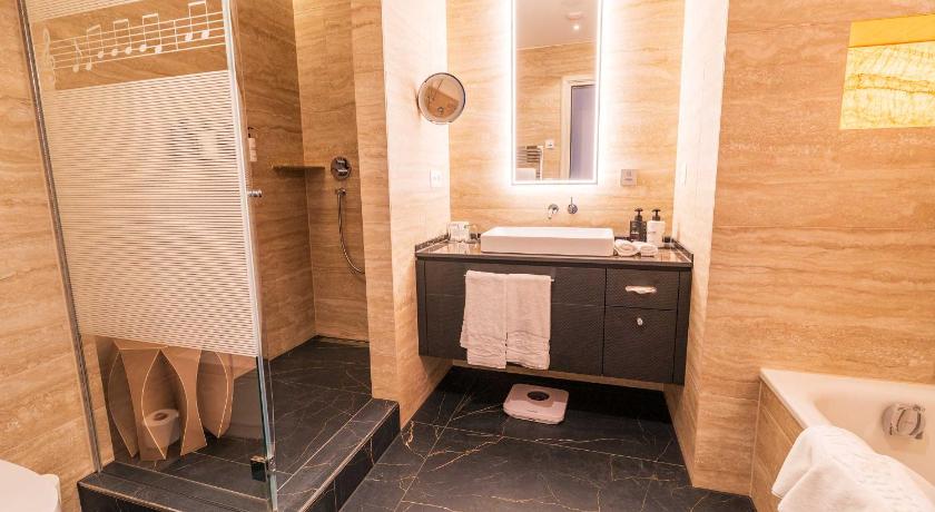 Image of Junior Suite Lake View 9