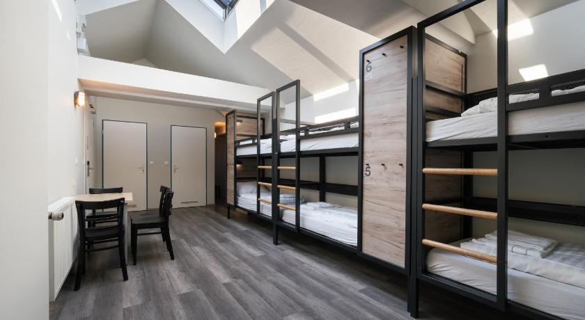 Emeletes ágy női hálóteremben (Bunk Bed in Female Dormitory Room) fotója 0
