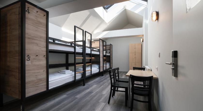 Emeletes ágy női hálóteremben (Bunk Bed in Female Dormitory Room) fotója 1