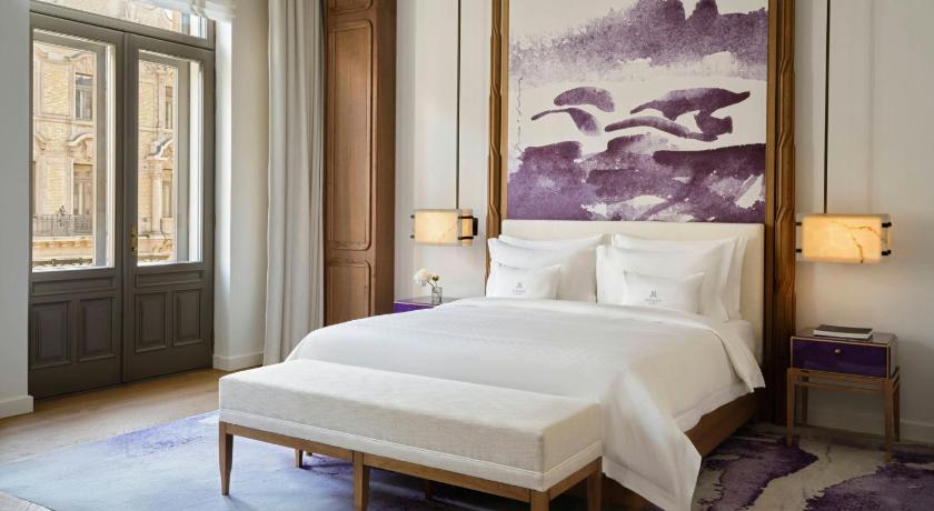 Image of Deluxe King Room with City View 3
