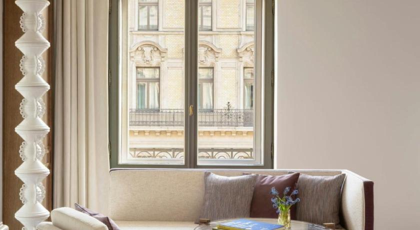 Image of Deluxe King Room with City View 11