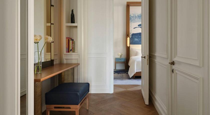 Image of Deluxe King Suite with City View 6