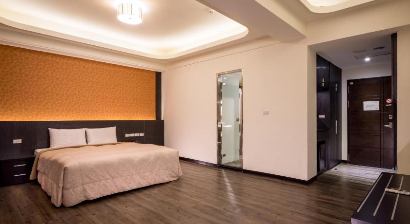 Image of Deluxe Double Room with Bath 1