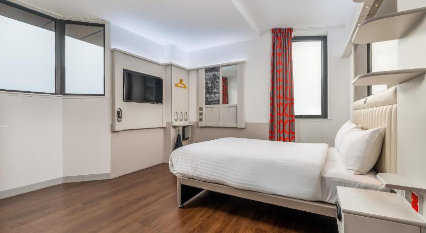 Image of Accessible Double Bed 4
